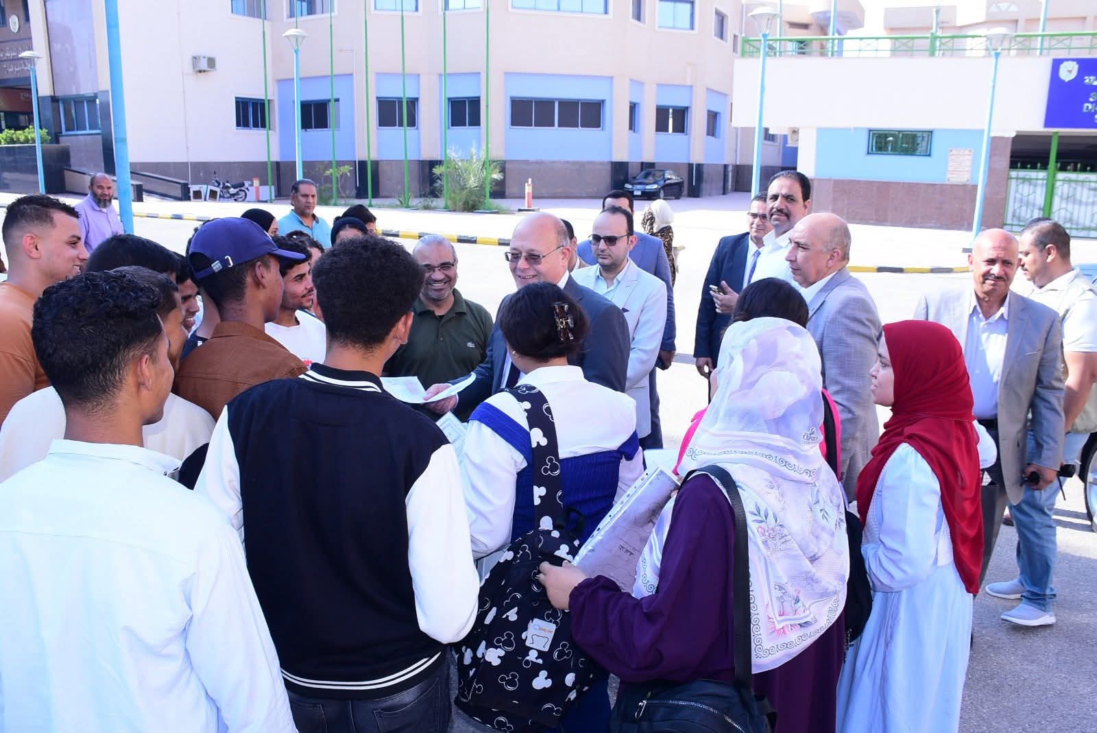 رئيس جامعة سوهاج يتفقد التدريبات العملية لطلاب الجغرافيا الطبيعية