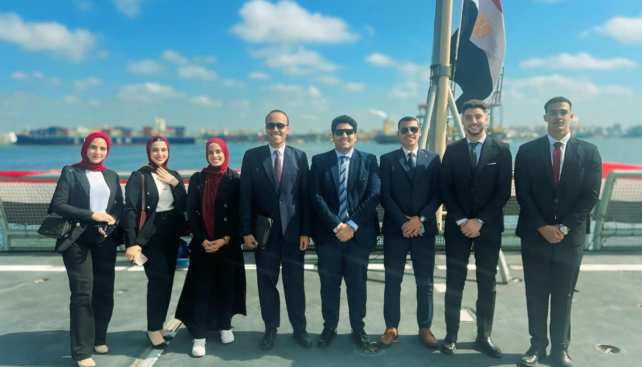 وفد من طلاب "جامعة بني سويف" في زيارة رسمية لقاعدة رأس التين البحرية بالإسكندرية