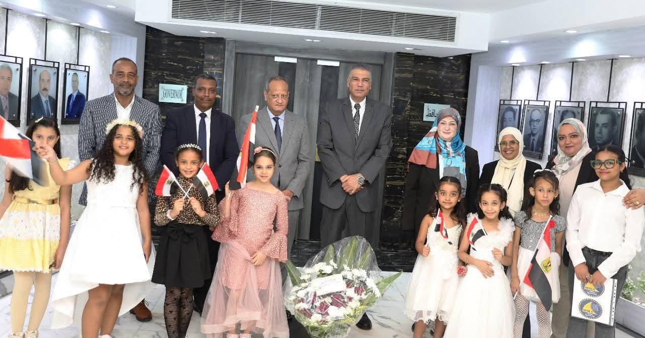 طلاب مدارس أسوان الرسمية للغات يهنئون المحافظ بذكرى نصر أكتوبر