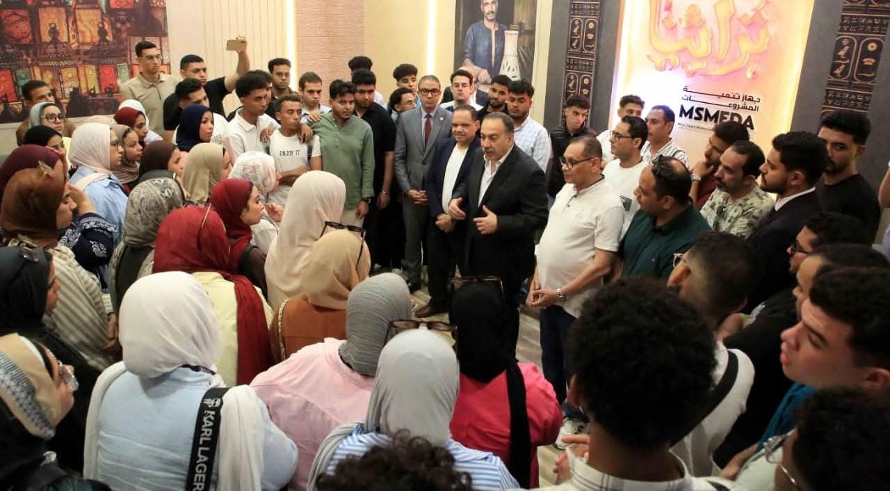 محافظ أسيوط يشارك وفداً من طلاب جامعتي أسيوط وبدر في زيارة معرض "تراثنا" للحرف اليدوية