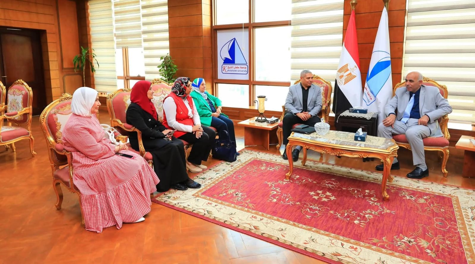 رئيس جامعة كفر الشيخ يستقبل فريق الدعم الفني بكلية التمريض