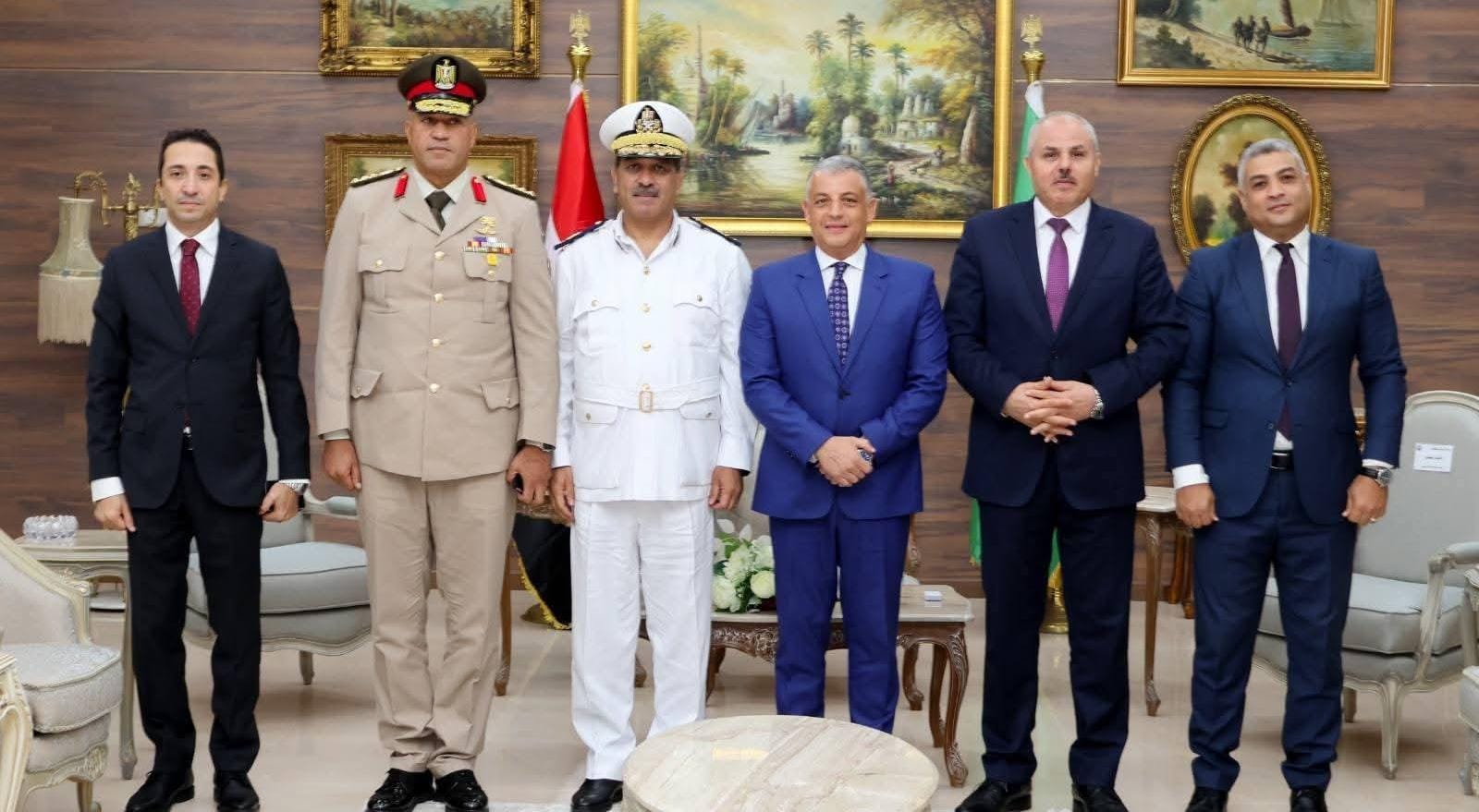رئيس جامعة قناة السويس يشارك في وضع إكليل من الزهور على النصب التذكاري لشهداء الوطن