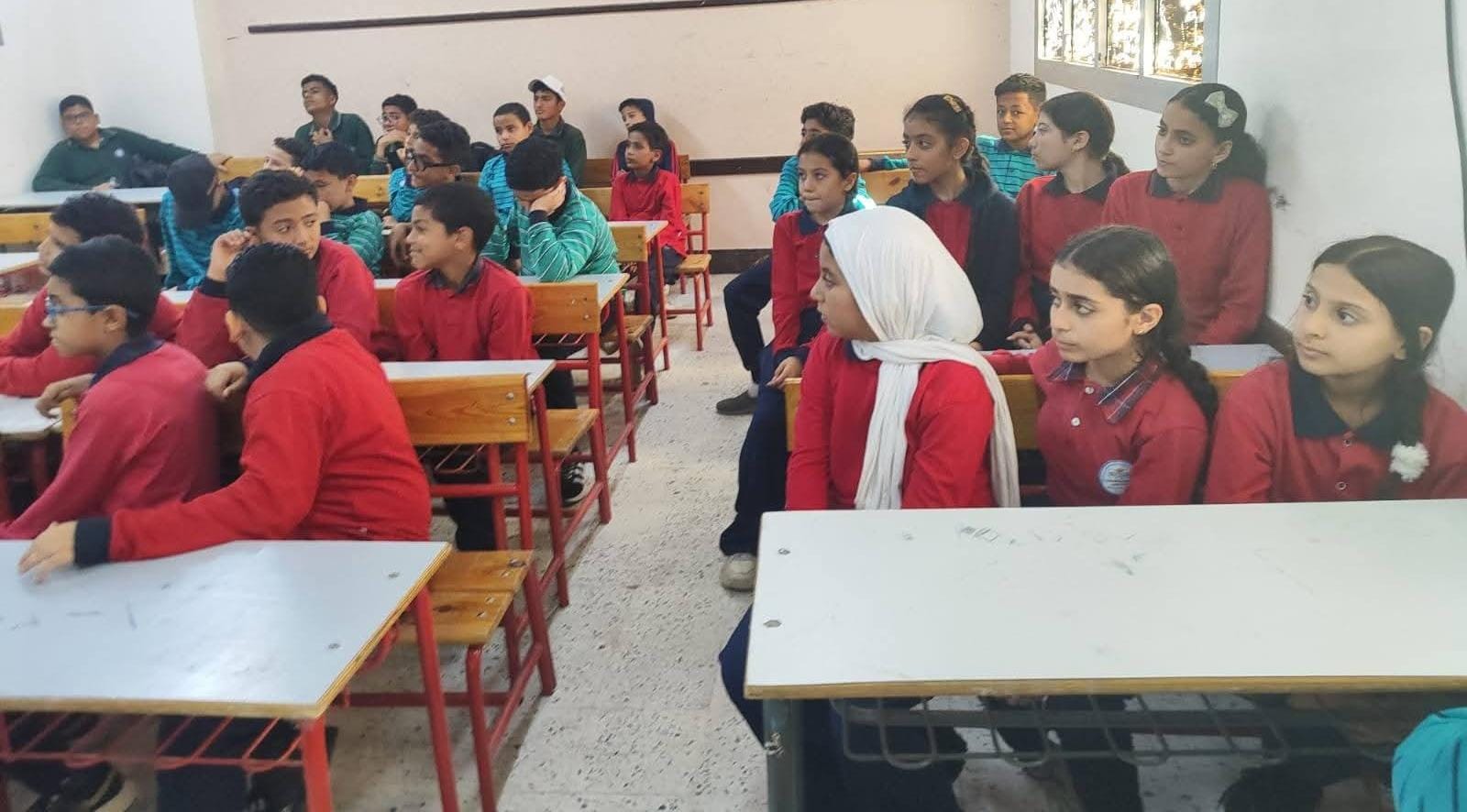 جامعة قناة السويس تنظم ندوة توعوية حول "علم النفس السيبراني" بمدرسة الصحابة بأبوصوير