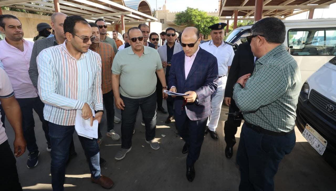 محافظ كفرالشيخ يتفقد مجمع المواقف لمتابعة تطبيق التعريفة الجديدة