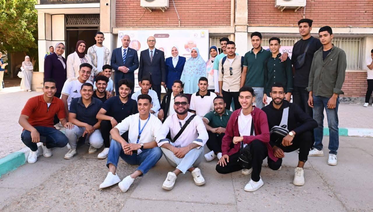 رئيس جامعة أسيوط يتفقد حملة التطعيم ضد فيروس الكبد الوبائي "B" بكلية التمريض