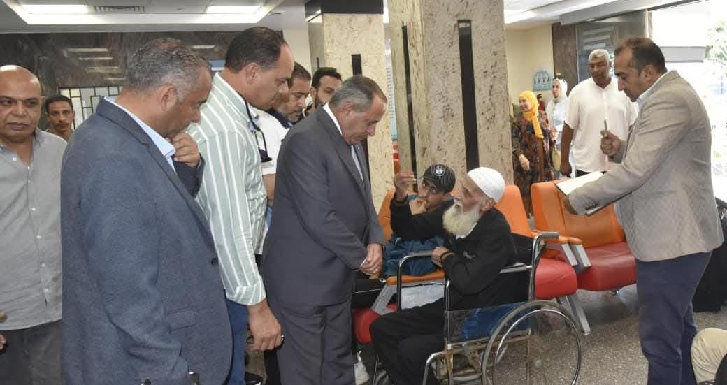 محافظ بورسعيد يتفقد مجمع الشفاء الطبي