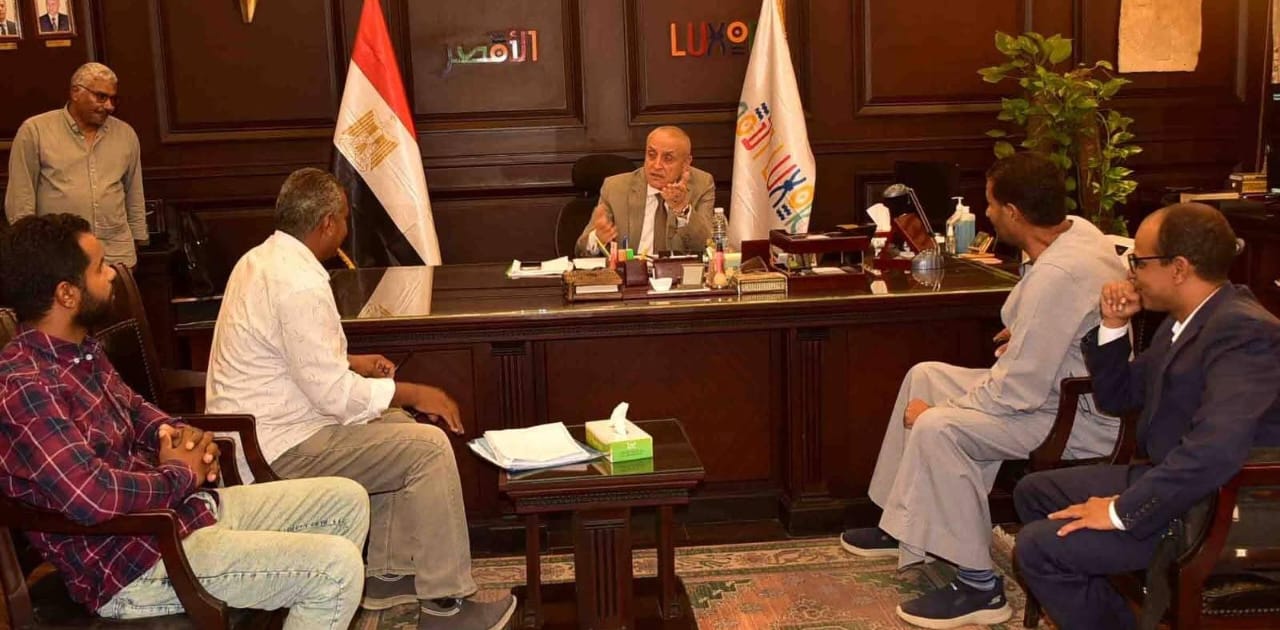 محافظ الأقصر يستقبل أهالي نجع طوناب بإسنا لبحث احتياجات القرية
