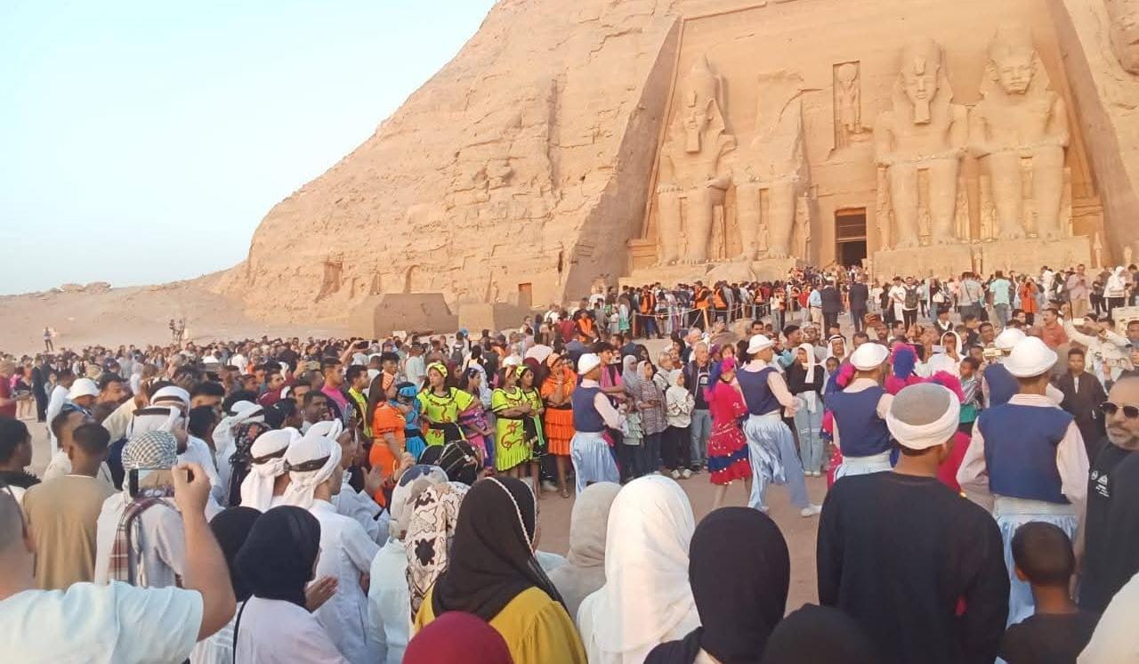 4 ألاف سائح وزائر يشاهدون ظاهرة تعامد الشمس بأبو سمبل
