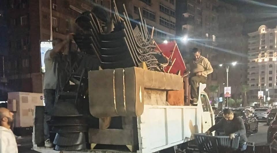 حملات مكثفة لرفع إشغالات المقاهي والكافيهات بشارع جزيرة العرب بالمهندسين
