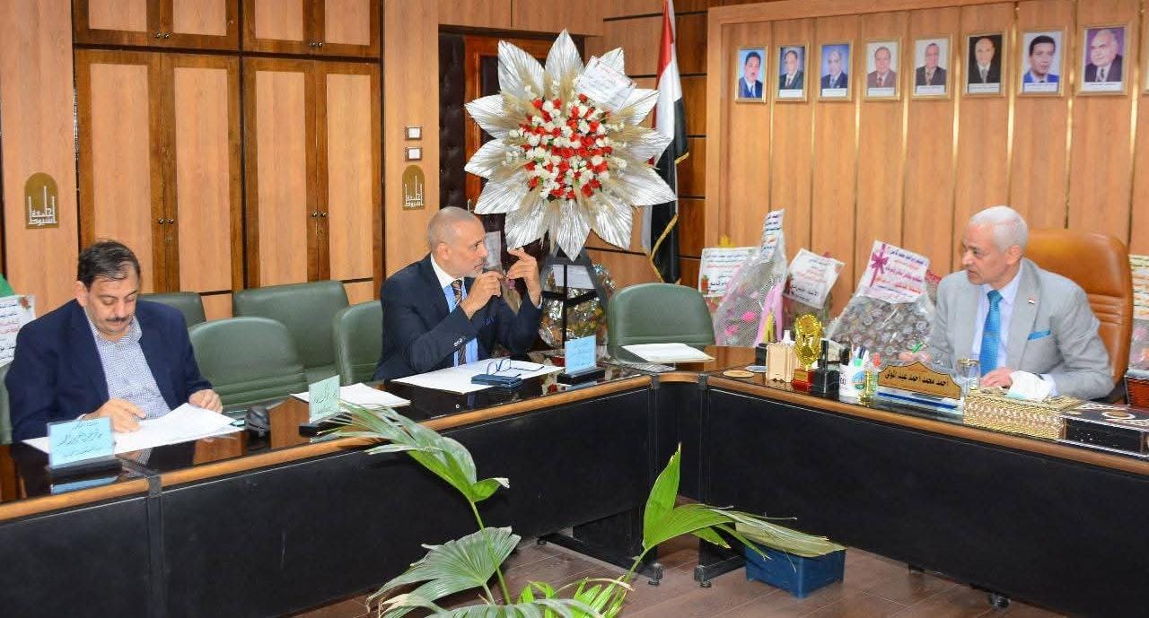 جامعة أسيوط تتابع خدمات الرعاية الصحية للطلاب