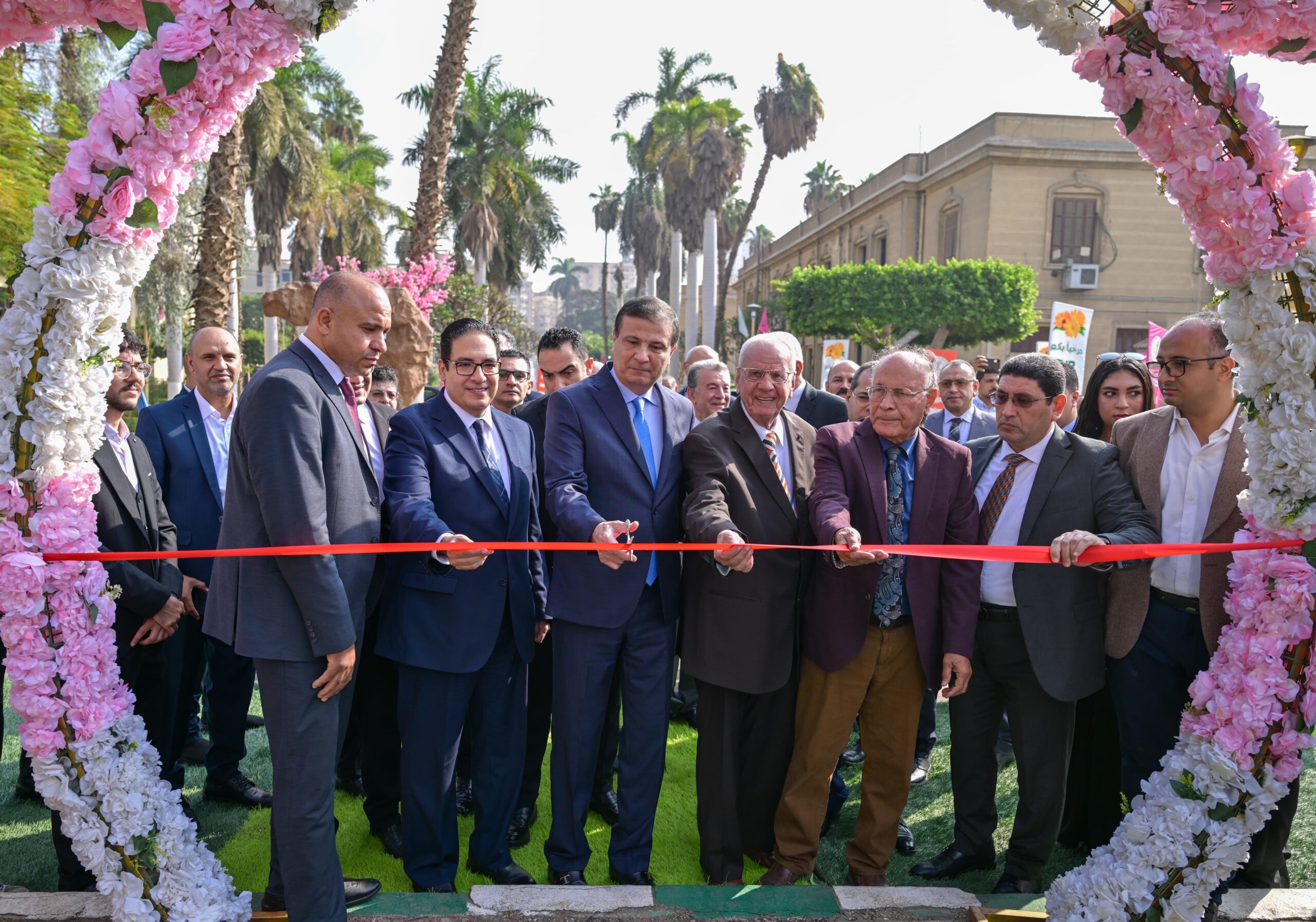 وزير الزراعة ورئيس جامعة القاهرة يفتتحان النسخة الأولى من معرض البساتين