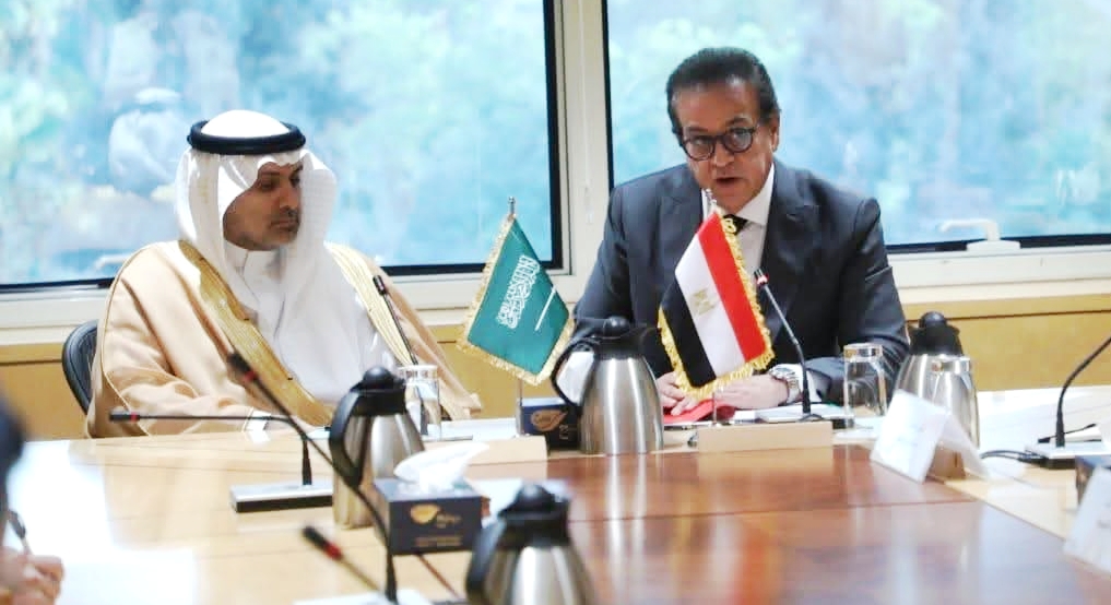 نائب رئيس مجلس الوزراء يبحث مع وزير الصحة السعودي تعزيز التعاون المشترك