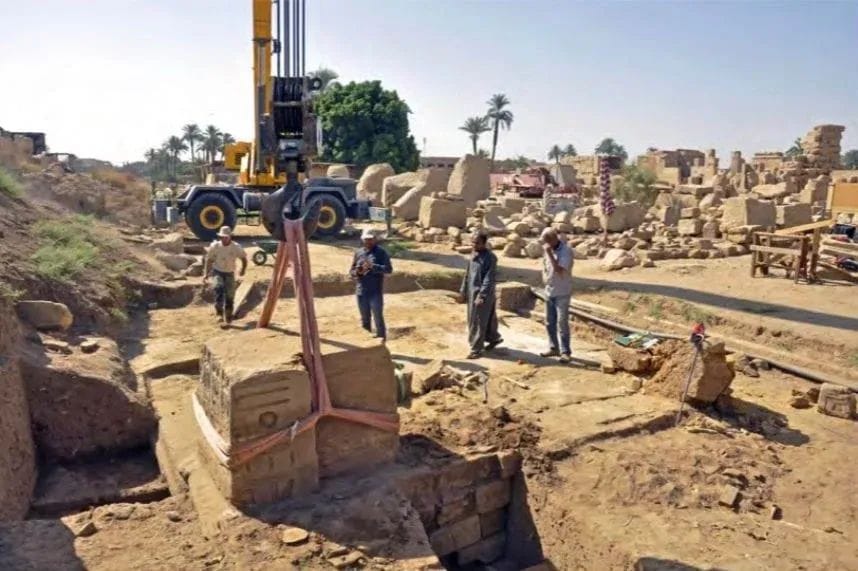 "كشف أثرى بالكرنك".. لوحة جديدة للعصر اليونانى قرب بوابة الملك رمسيس .. صور
