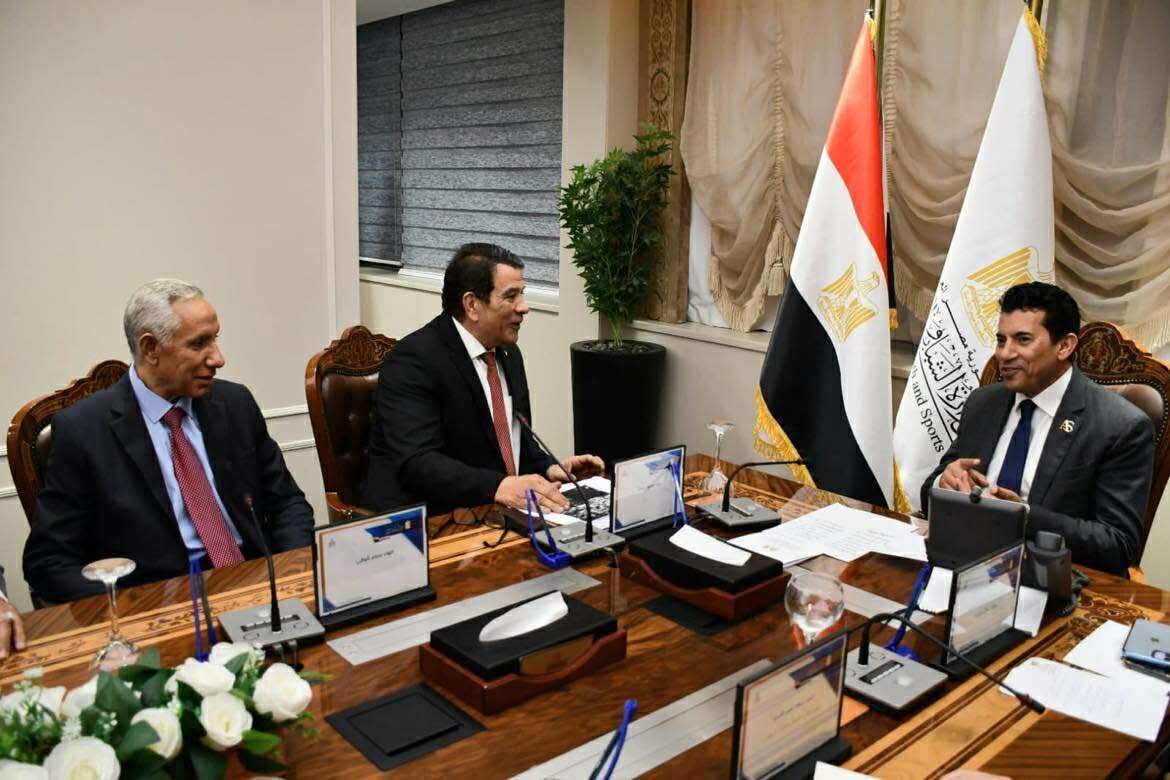 أشرف صبحي يلتقي رئيس اتحاد القوة لمناقشة ادراج اللعبة ضمن دورة الألعاب الأفريقية 2027