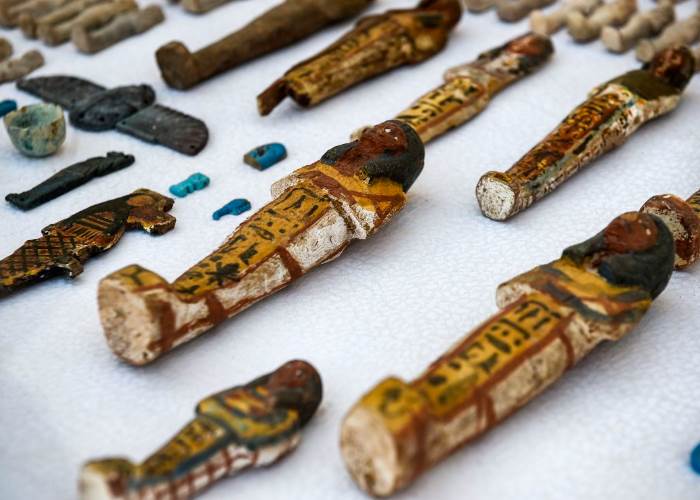 القبض على 3 أشخاص حاولوا بيع تماثيل أثرية بـ مول مصر.. قيمتها 12 مليون دولار