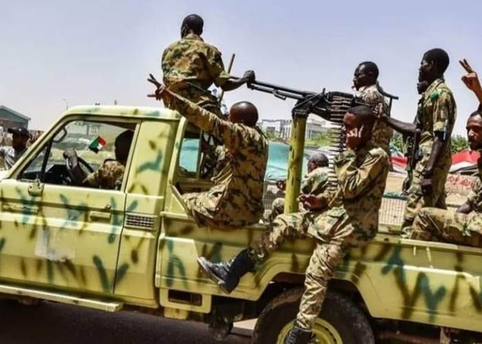 البرهان يعلن التعبئة العامة ويطالب السودانيين بحمل السلاح ضد المتمردين
