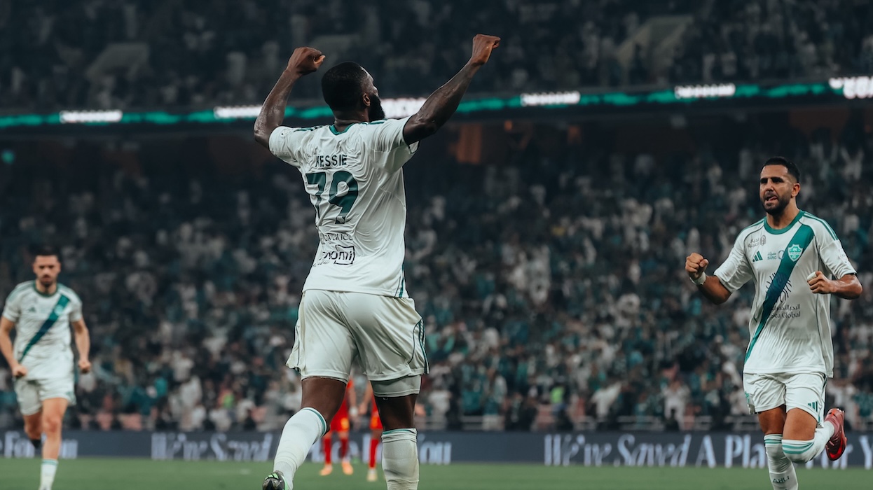 الأهلي بعشرة لاعبين يعبر عقبة القادسية في الدوري السعودي
