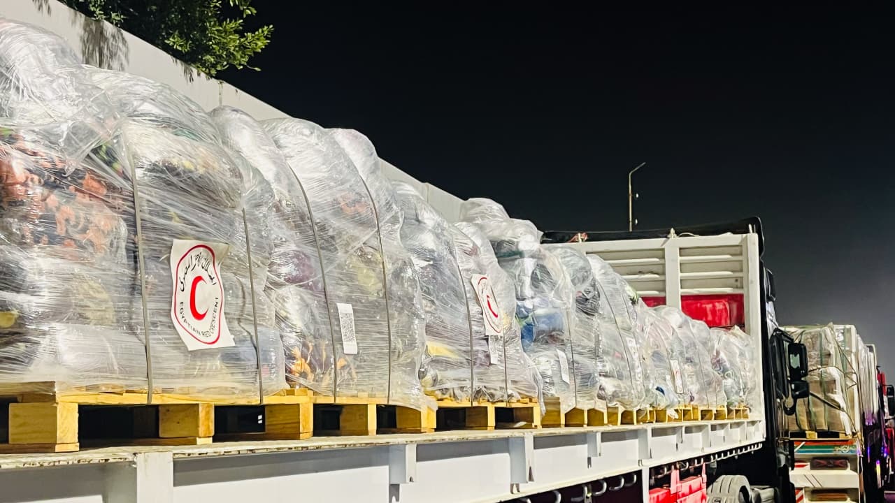 الهلال الأحمر المصري يعزز دعم أهالي غزة بمستلزمات شتوية وغذائية وبترولية ضمن «زاد العزة» الـ 74