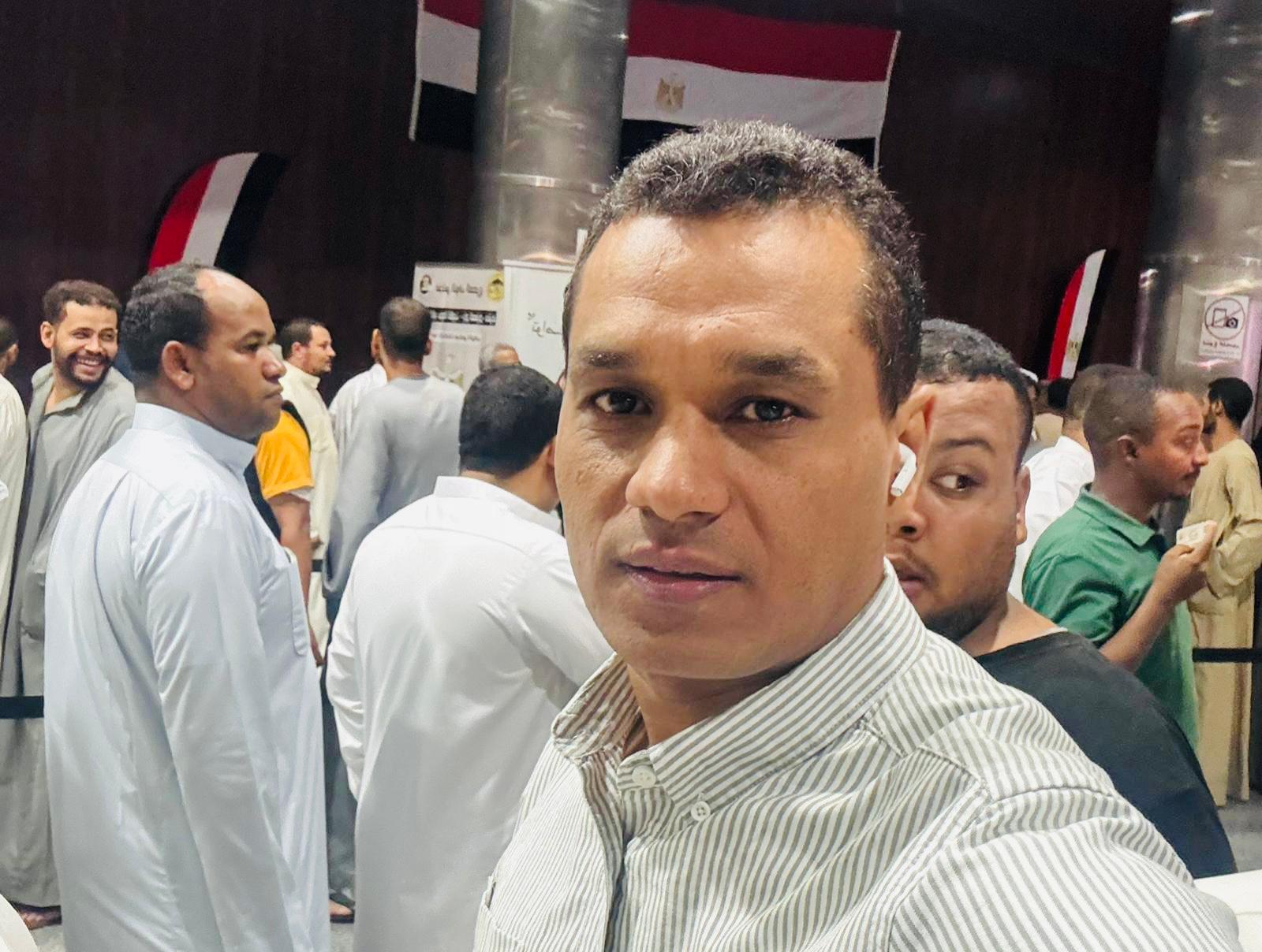 وليد محمد عبد اللطيف يدلي بصوته في الانتخابات البرلمانية بالكويت ويهنئ القيادة السياسية