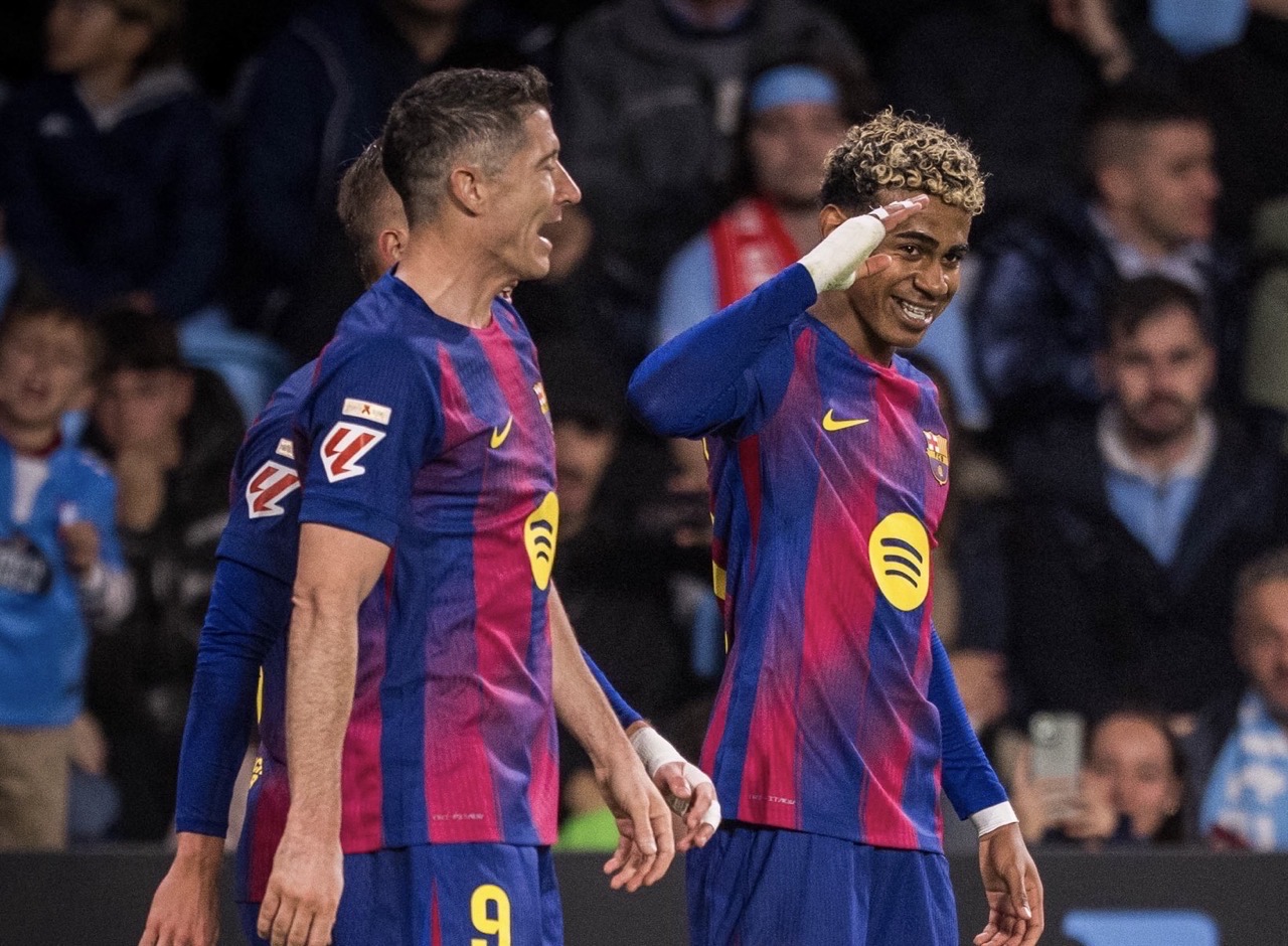 هاتريك ليفاندوفسكي يقود برشلونة لفوز مثير ويقربه من صدارة الليجا