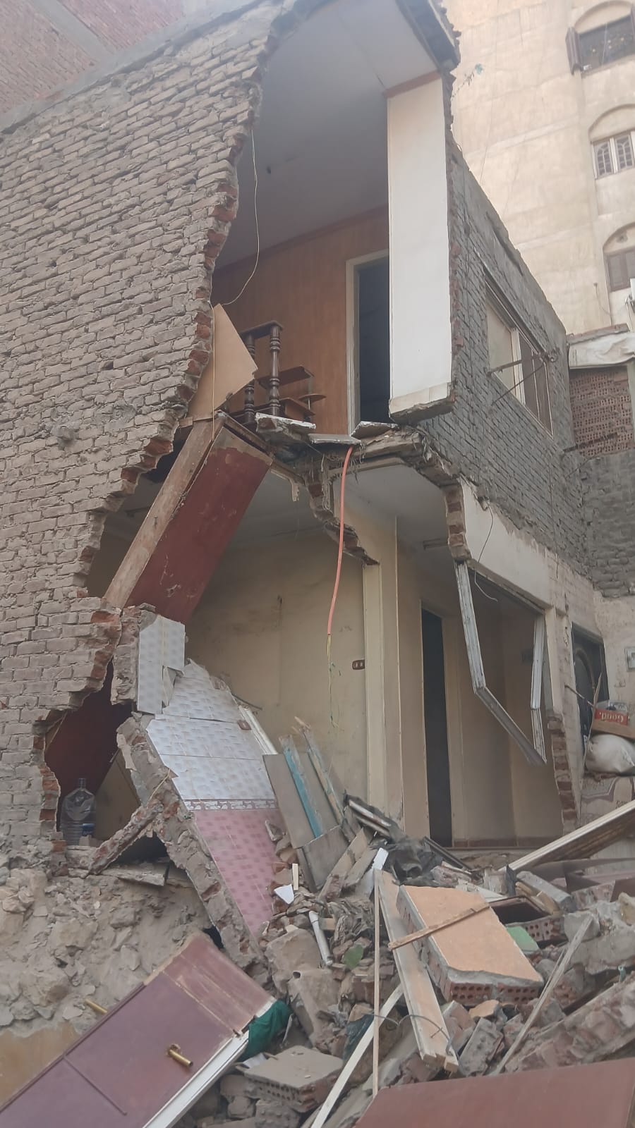 محافظ القاهرة: لجنة هندسية لفحص العقار المنهار بالخليفة.. وتقديم الرعاية الصحية اللازمة للمصابين