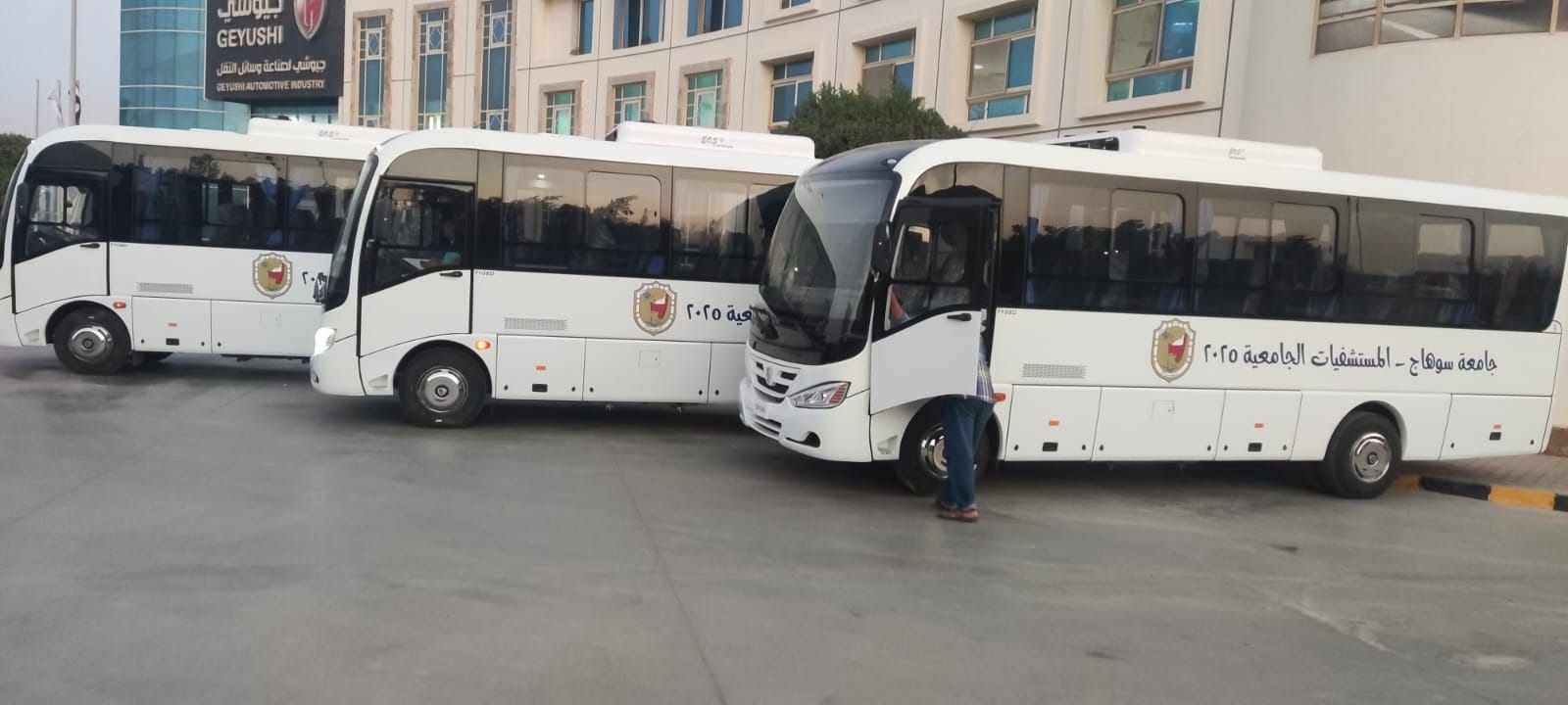 بتكلفة 40 مليون جنيه.. جامعة سوهاج تدعم مستشفياتها بسيارات نقل متطورة