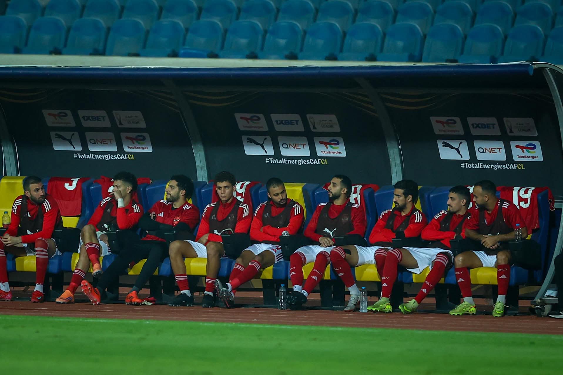 إمام عاشور على رأس دكة بدلاء الأهلي لمواجهة الجيش الملكي