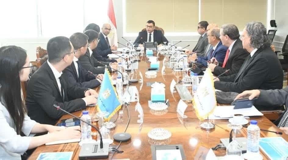 وزير الإسكان يلتقي وفداً من شركة جيانجسو فينجاي الصينية لبحث ملف تحلية مياه البحر