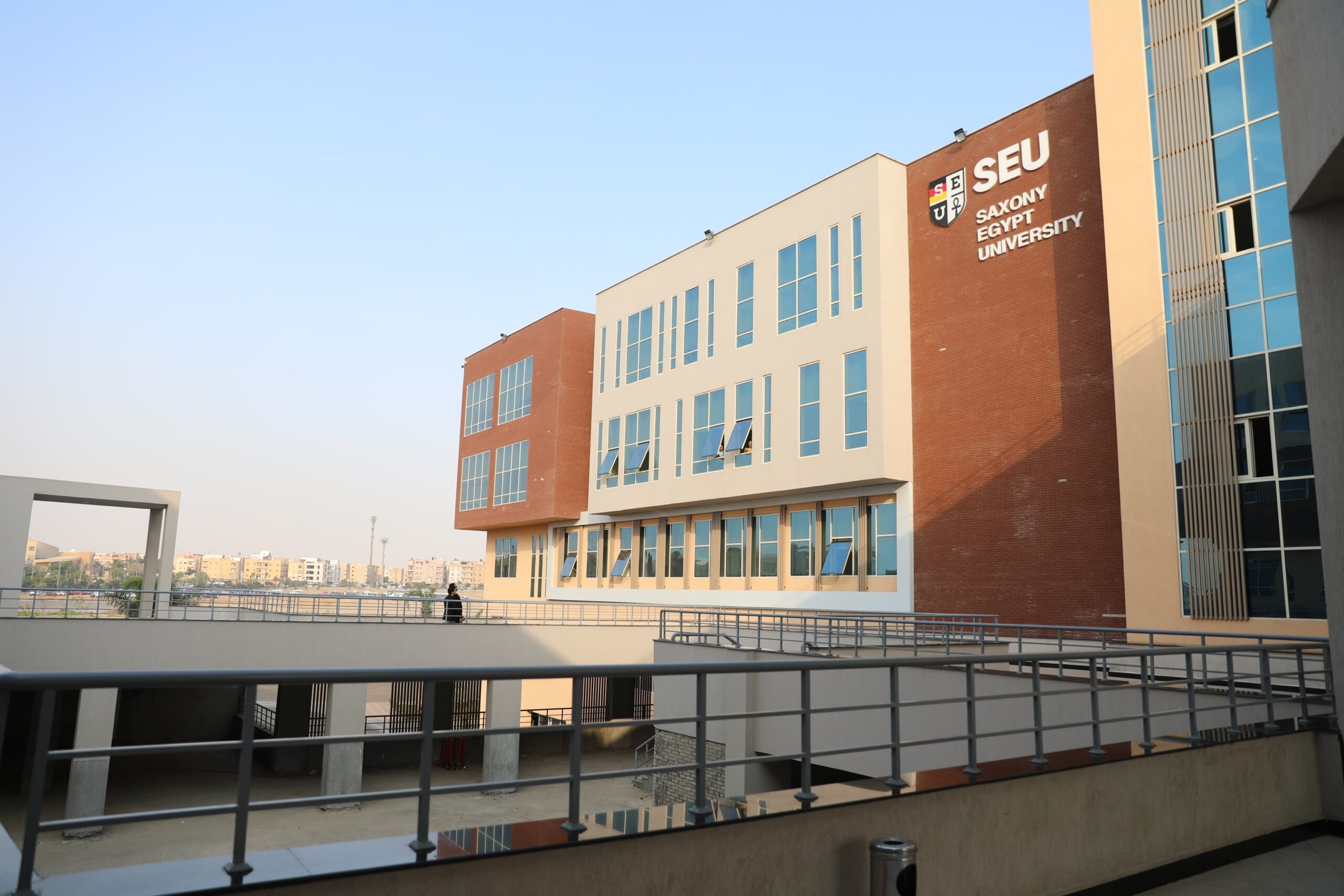 عاشور يتفقد جامعة ساكسوني مصر للعلوم التطبيقية والتكنولوجيا