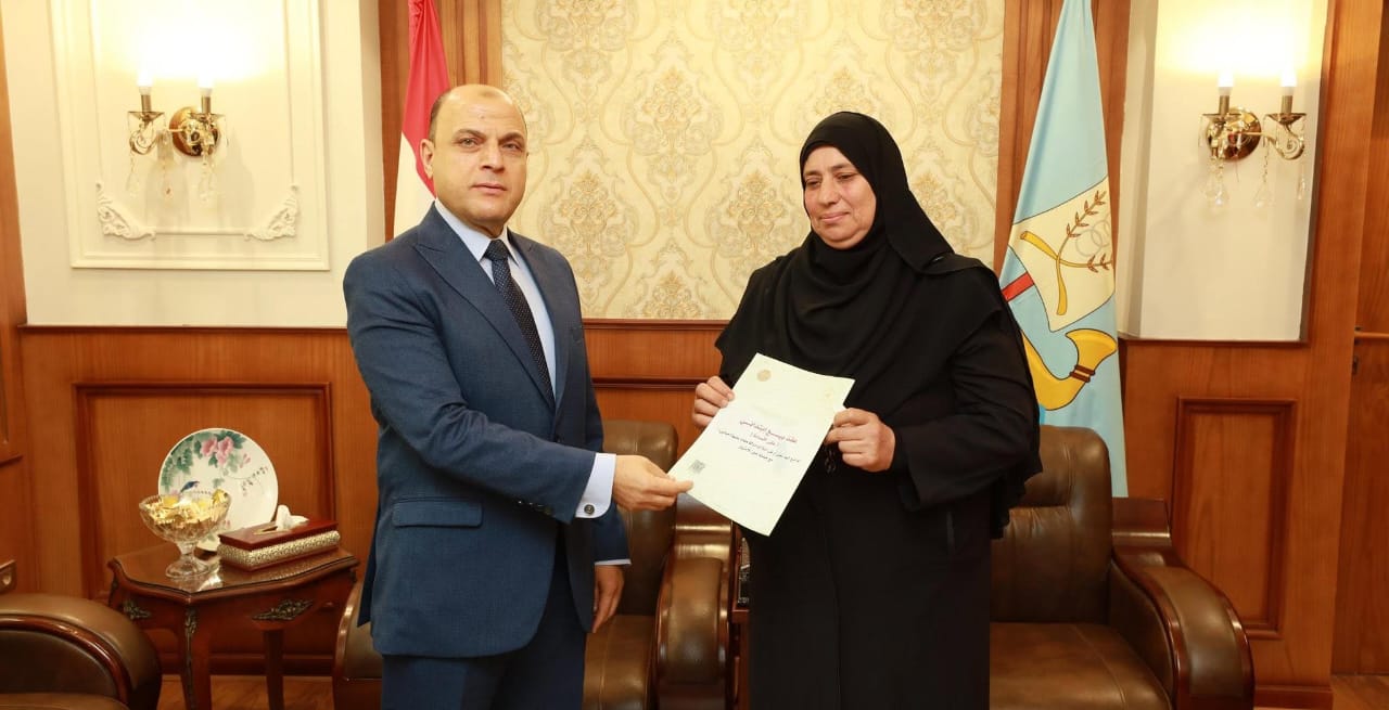 محافظ كفرالشيخ يسلم 8 عقود تقنين أراضي أملاك دولة للمستفيدين من المواطنين