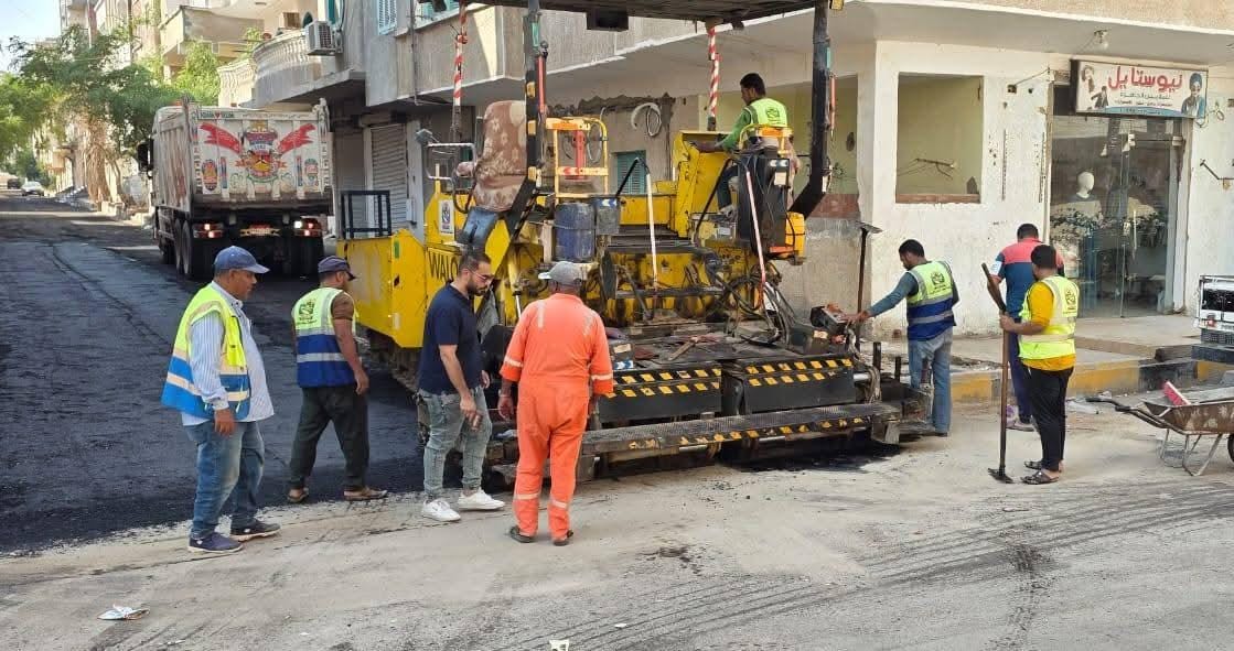 استمرار أعمال رصف الشوارع ورفع كفاءة الطرق بمدينة سفاجا