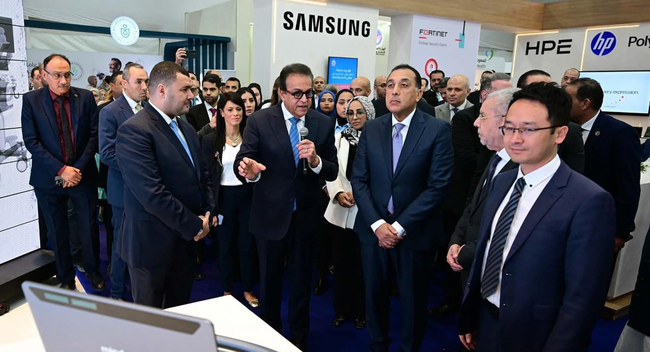 رئيس الوزراء يتفقد معرض "سمارت ديجيتال هيلث جيت"