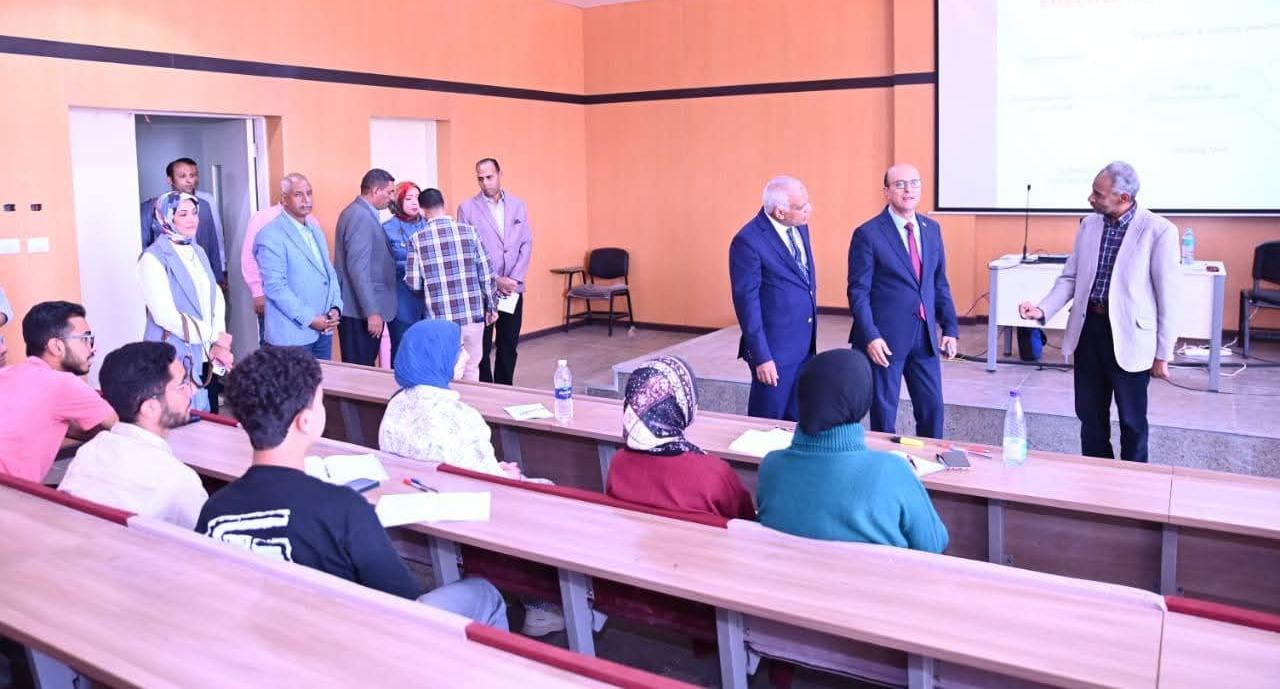 رئيس جامعة أسيوط يتفقد أعمال امتحانات "الميدتيرم" بجامعة أسيوط الأهلية