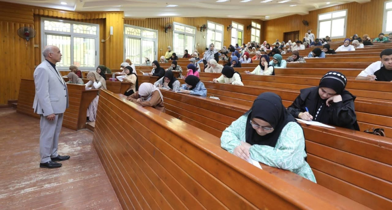 رئيس جامعة كفر الشيخ يتفقد سير العملية التعليمية بالجامعة الأهلية