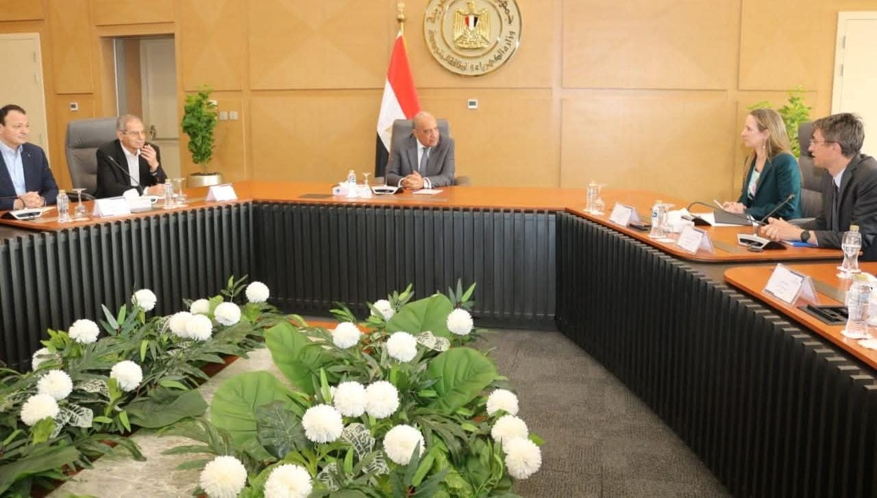وزير الكهرباء يبحث مع وفد البنك الدولي دعم وتعزيز سبل الشراكة والتعاون