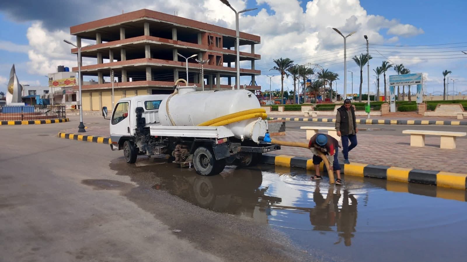 محافظ كفرالشيخ يتابع أعمال كسح مياه الأمطار ببلطيم