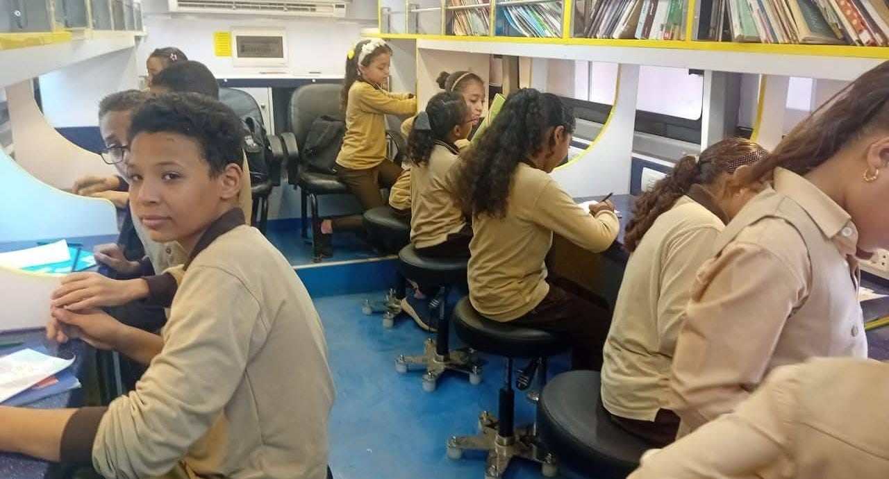 محافظ أسيوط: الأتوبيس المتنقل لمكتبة مصر العامة ينشر المعرفة في القرى والمراكز