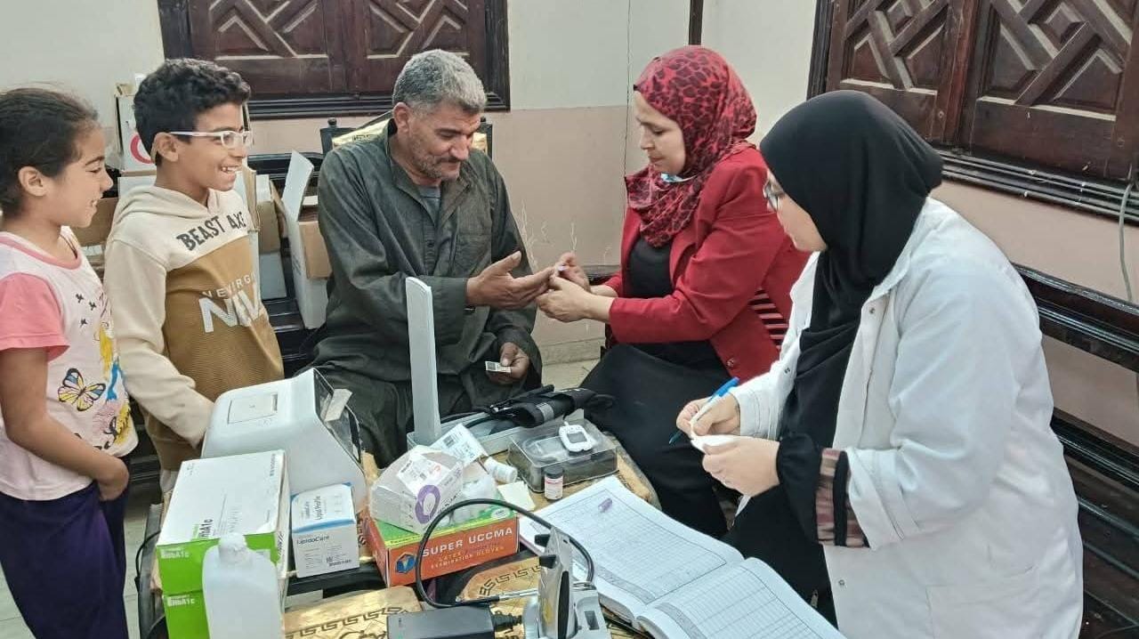 قافلة جامعة المنوفية توقع الكشف وتقدم العلاج بالمجان لأهالي قرية "كفور الرمل" بقويسنا
