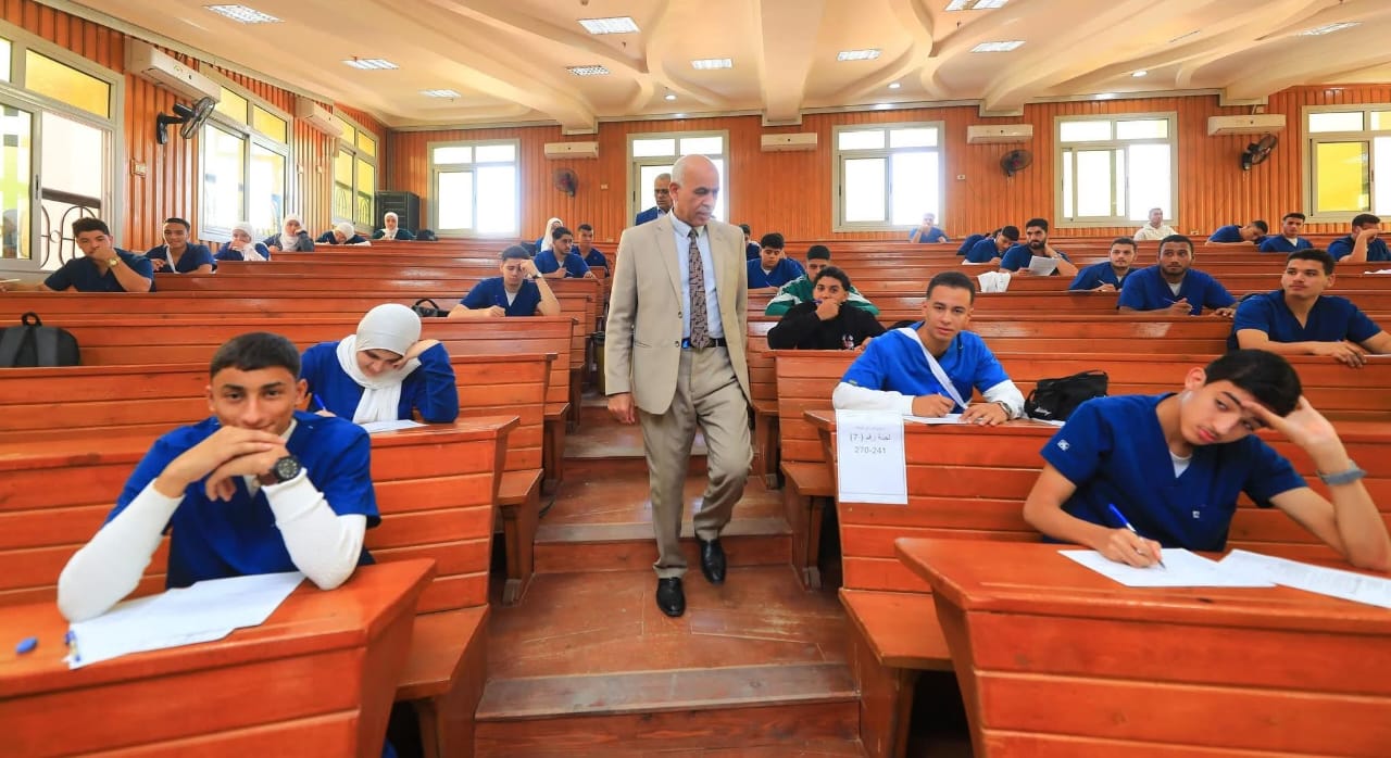 رئيس جامعة كفر الشيخ يتفقد أعمال امتحانات نصف الترم بالجامعة الأهلية