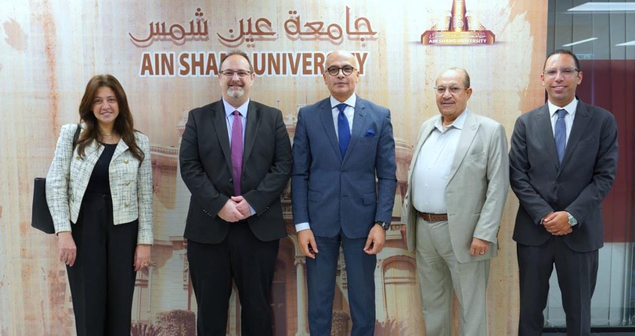 رئيس جامعة عين شمس يستقبل وفد مجمع الجامعات الكندية وجامعة انجليا راسكن البريطانية