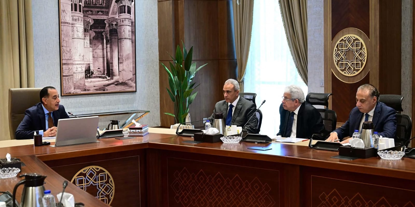 رئيس الوزراء يلتقي أعضاء اللجنة الاستشارية للشئون السياسية