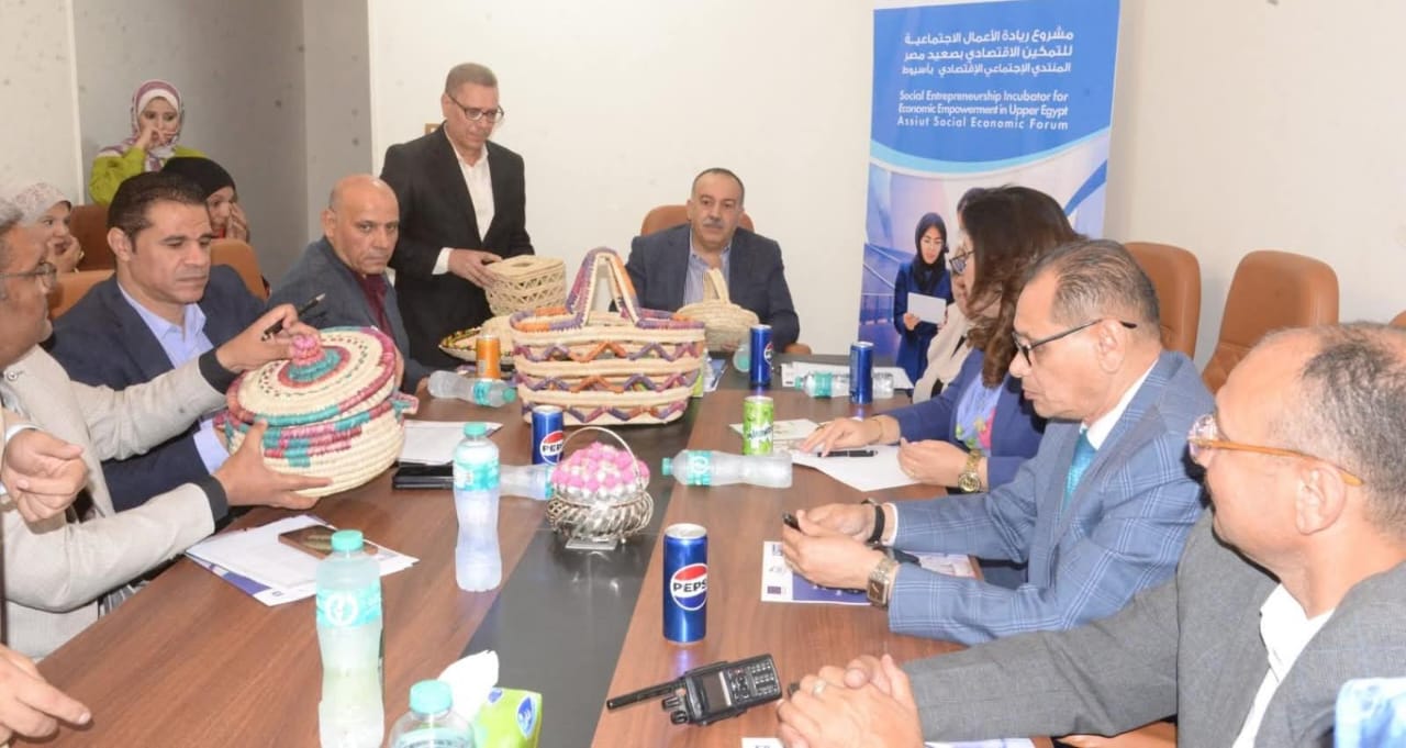 محافظ أسيوط يتفقد حاضنة سيدات الأعمال ويدعم مشروعات ريادة الأعمال الاجتماعية