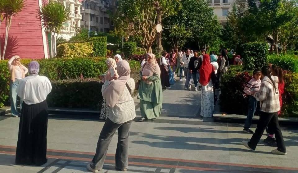 حدائق بورسعيد تشهد إقبالٱ كبيرٱ من المواطنين.. وجبال الملح ببورفؤاد تخطف الأنظار