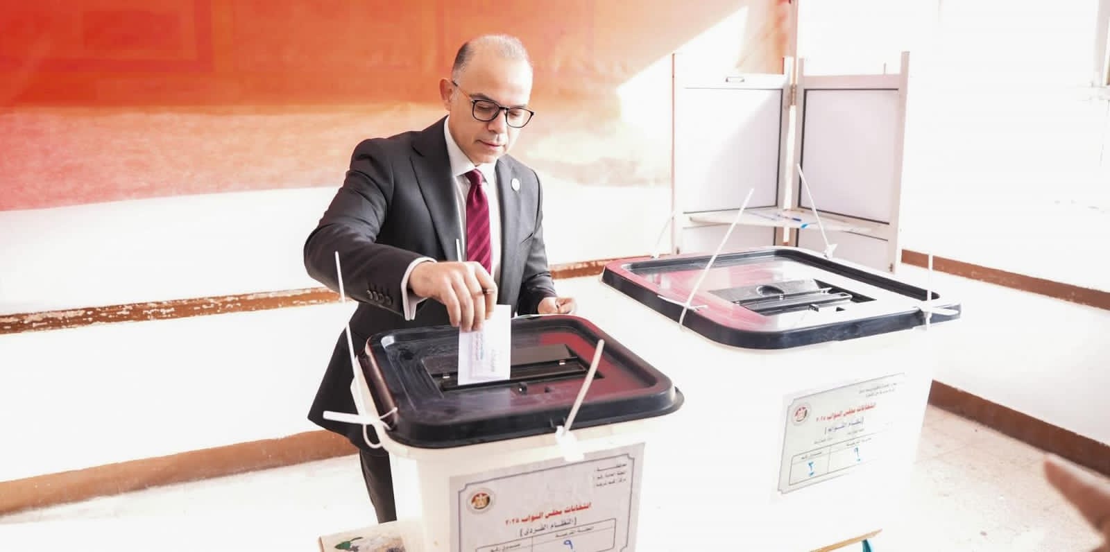 رئيس هيئة الرقابة المالية يدلي بصوته في انتخابات مجلس النواب