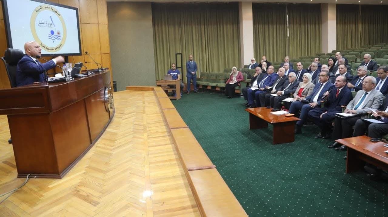 كامل الوزير يستعرض قدرات المصنعين المحليين لتوطين صناعة المركبات