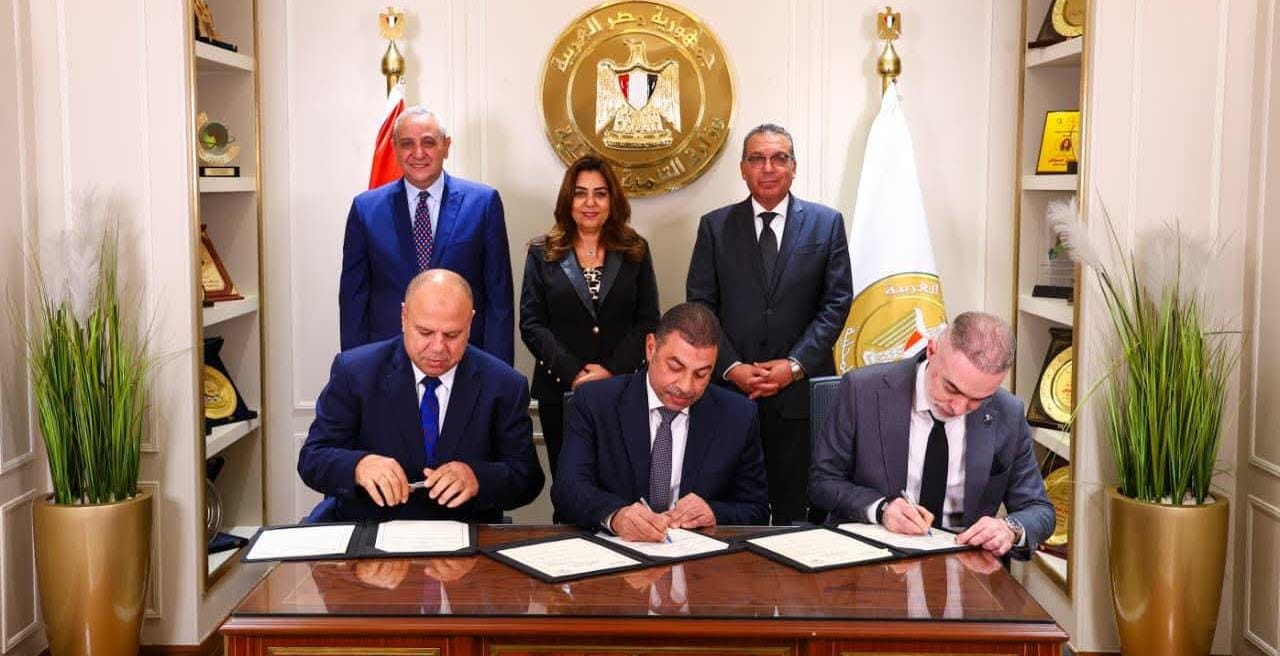 توقيع عقد إدارة وتشغيل مرفقي النقل الداخلي بمدينة طنطا والمحلة الكبرى
