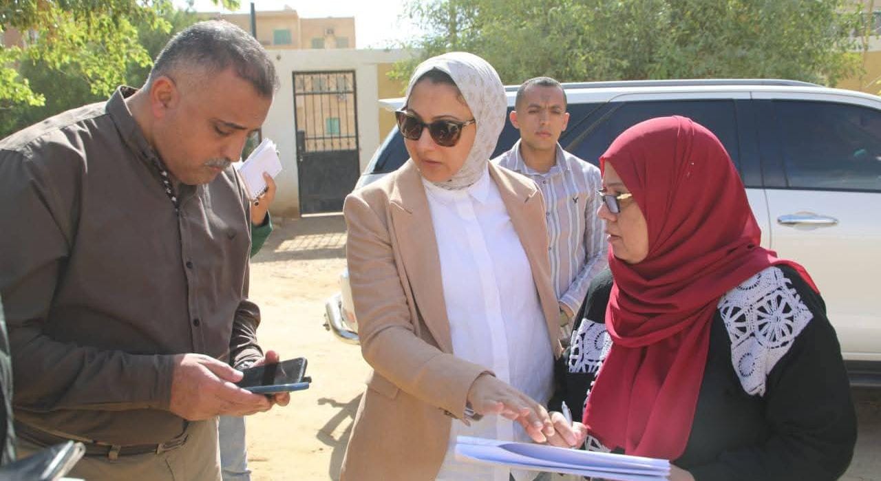 نائب محافظ الوادي الجديد تتفقد موقع إنشاء المركز الإبداعي الحرفي بالخارجة
