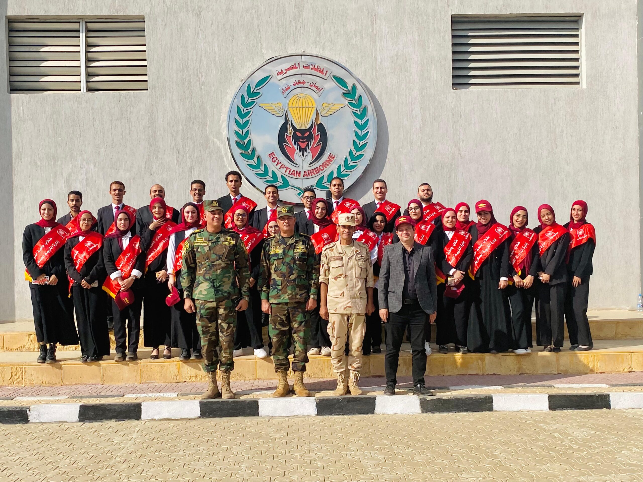 جامعة حلوان تنظم زيارة ميدانية إلى قوات المظلات المصرية