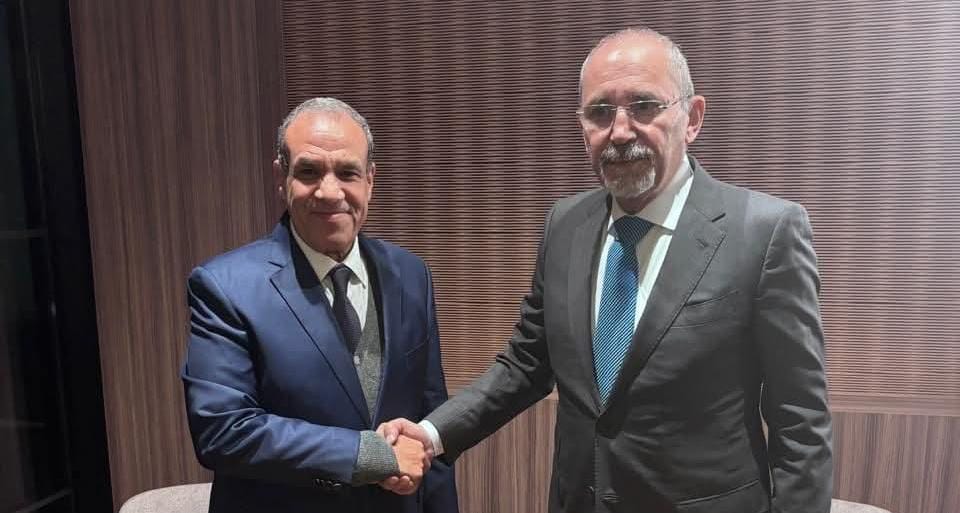 وزير الخارجية يلتقي نظيره الأردني في برشلونة