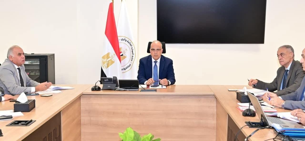 وزير الرى يبحث آليات تشغيل محطات الرفع بنطاق المشروعات القومية